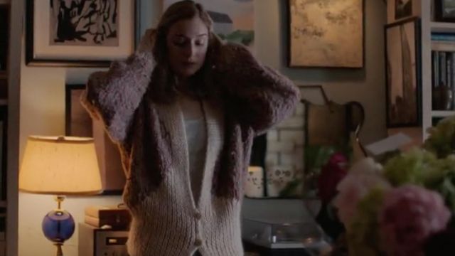 Beige oversized wool cardigan worn by Simone (Caitlin FitzGerald) in Sweetbitter S01E04