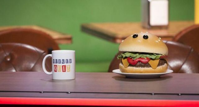 La réplique du burger dans l'émission Burger quiz