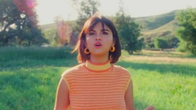 Le pull sans manche jaune à rayures orange porté par Selena Gomez dans son clip "Back to you"
