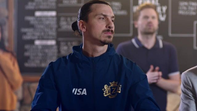 Le sweat bleu de survêtement de Zlatan Ibrahimović porté dans la pub Visa "Don’t Miss a Goal"