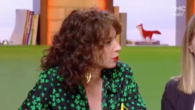 The blouse printed shamrocks worn by blouse Anne Depétrini in the issuance Burger Quiz on the 13 June 2018