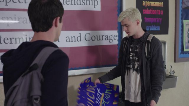 The t-shirt Alex Standall (Miles Heizer) in 13 Reasons Why S01E03