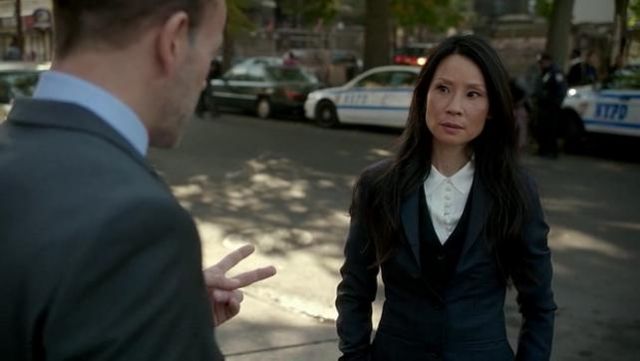The white shirt of Dr Joan Watson (Lucy Liu) in Elementary S05E09