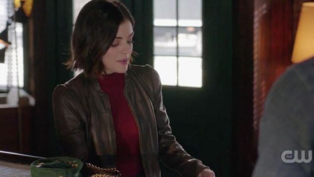 La sac à main en cuir vert porté par Stella Abbott (Lucy Hale) dans la