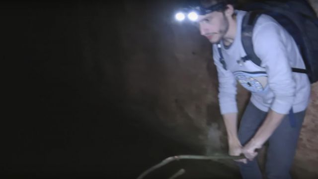 Le pull de Laink dans la vidéo Youtube "Exploration d'un bunker souterrain abandonné "de Laink et Terracid