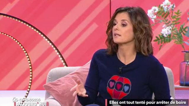 Le pull bleu montgolfiere de Faustine Bollaert dans l'emission Ca