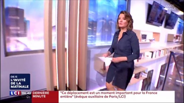 The black dress with the zipper worn by Pascale de La Tour du Pin in the Morning CNews