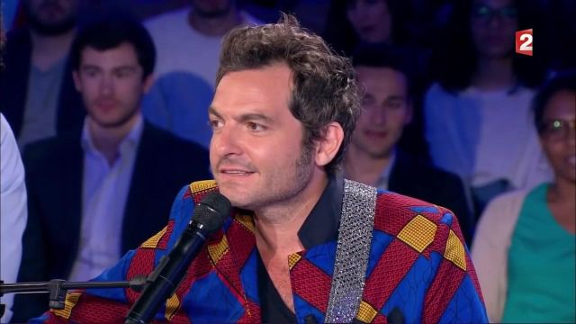 La veste blazer multicolore portée par Matthieu Chedid dans l'émission On n'est pas couché du 10 juin 2017