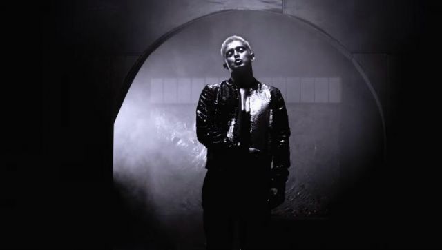 The jacket silvery and shiny of Vald in his video clip Grey
