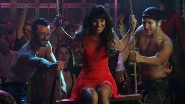 La robe rouge de Rachel Berry (Lea Michele Sarfati) dans Glee S05E17