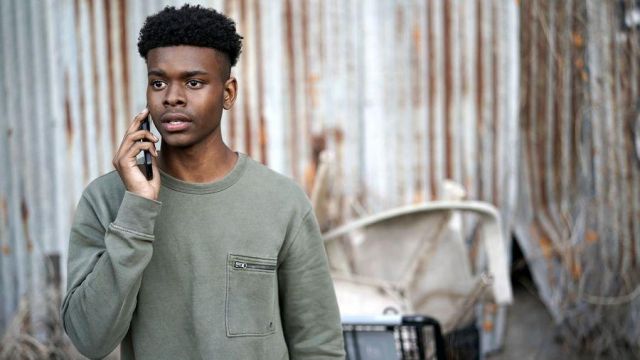 Suéter gris con bolsillo con cremallera usado por Tyrone Johnson aka Cloak (Aubrey Joseph) como se ve en Cloak and Dagger S01E10