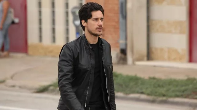 The black leather jacket of James Valdez (Peter Gadiot) in the series Queen of the South (Season 1 Episode 4)