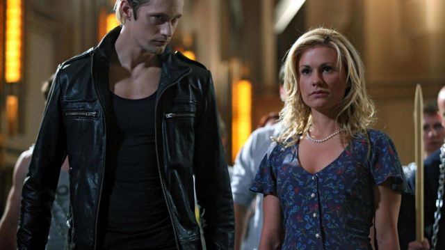 El vestido floral azul de Sookie Stackhouse (Anna Paquin) en True Blood S02E06