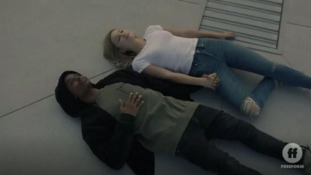 Camiseta blanca usada por Tandy Bowen aka Dagger (Olivia Holt) como se ve en Cloak and Dagger S1E10.