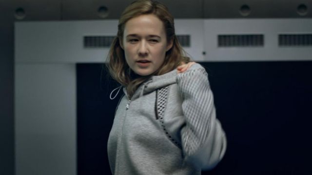 Le sweatshirt gris à capuche de Simone (Alba August) dans The Rain S01E01