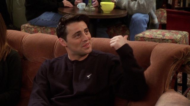 Le sweatshirt noir "Chunky B Wear" de Joey Tribbiani (Matt LeBlanc) dans Friends S04E16
