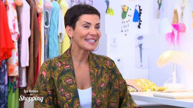 Le blazer imprimé plumes de paon porté par Cristina Cordula dans l'émission Les reines du shopping du 13/08/2018