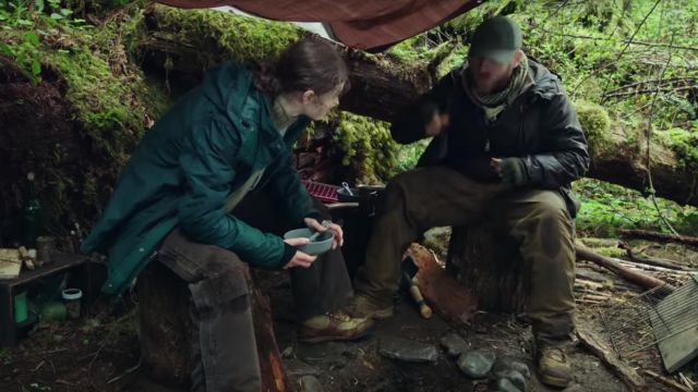 The hiking shoes of Tom (Thomasin McKenzie) in Leave no trace