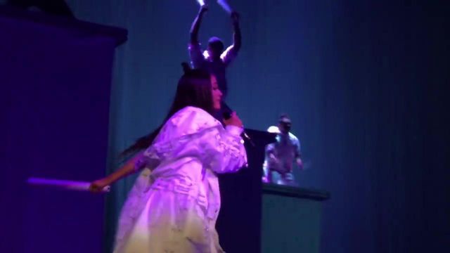 La veste blanche portée par Ariana Grande lors de son concert The Dangerous Woman Tour at The Keybank Center in Buffalo NY