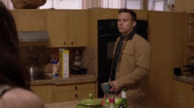 Joshua Cody aka Jay's (Finn Cole) Brown jacket in animal Kingdom | Spotern