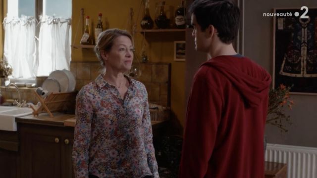 La chemise à fleurs portée par Marie Estrella (Gabrielle Lazure) dans Un si grand soleil S01E01