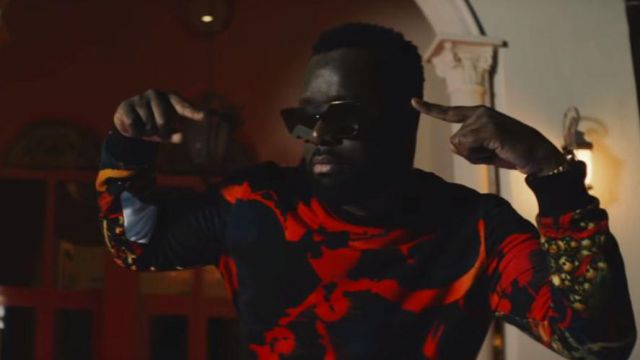 Le pull rouge et noir de Maître Gims dans Mson clip Corazon ft. Lil Wayne & French Montana