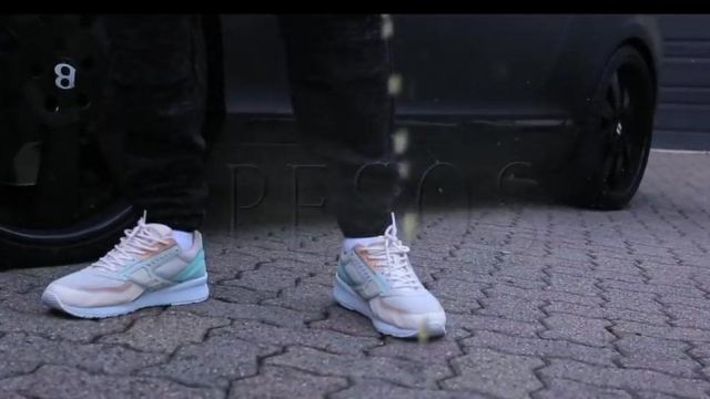 Les sneakers blanches et pastel portées par Soulja Boy dans son video clip Pesos