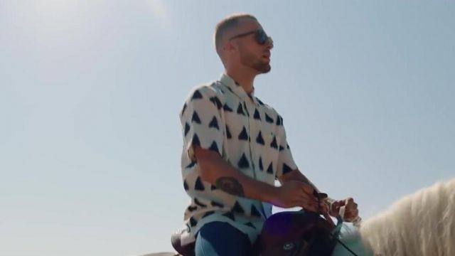 La chemise blanche avec triangles bleus de Squeezie dans sa vidéo YouTube PAS TOUT SEUL