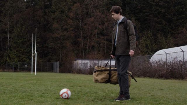 The travel bag brown from Dr. Shaun Murphy (Freddie Highmore) in Good Doctor (S01E01)