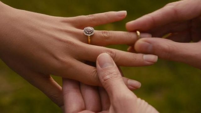 Bague de fiançailles avec rubis et diamants porté par Violet Barnes (Emily Blunt) comme on le voit dans L'Engagement sur Cinq Ans