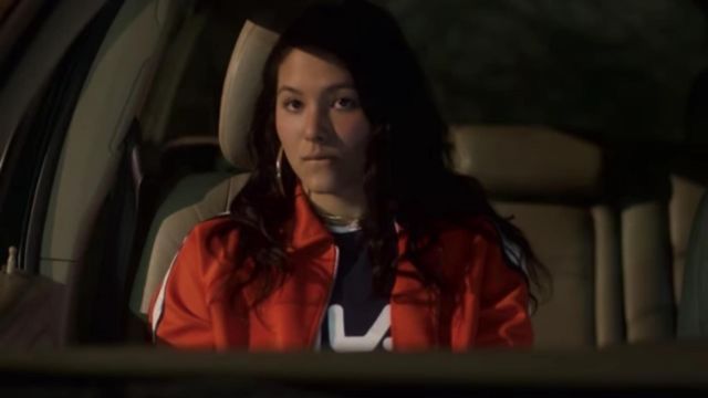 Orange jacket worn by Izzie (Fivel Stewart) as seen in Atypical S02E10