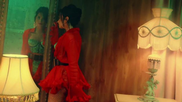 Rouge ruffle shirt porté par Demi Lovato comme on le voit dans sa vidéo de musique Échame La Culpa feat. Luis Fonsi
