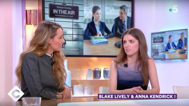 Le top sans manche gris bleu dégradé porté par Anna Kendrick dans C à Vous du 21/09/18
