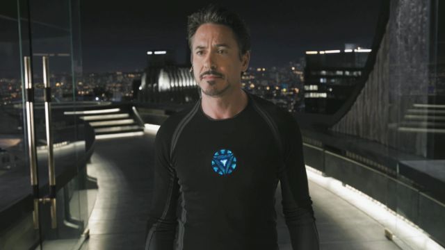 Camisa oscura usada por Tony Stark / Iron Man (Robert Downey Jr.) como se ve en Los Vengadores