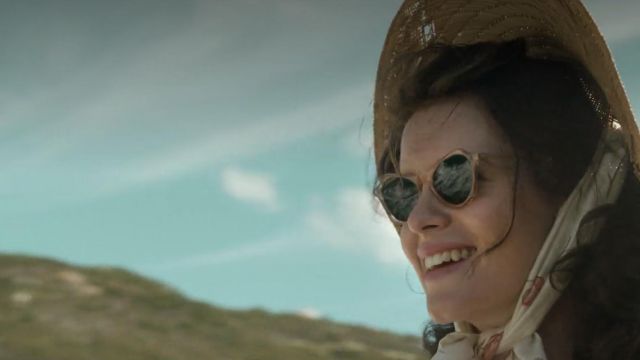 The sunglasses Queen Elizabeth II (Claire Foy) in The Crown S01E01