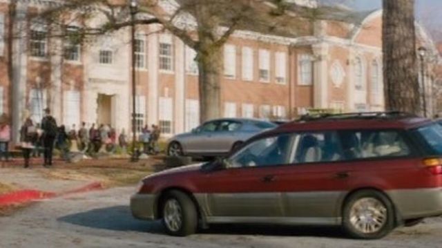 Voiture pilotée par Simon (Nick Robinson) comme on le voit dans l'Amour, Simon