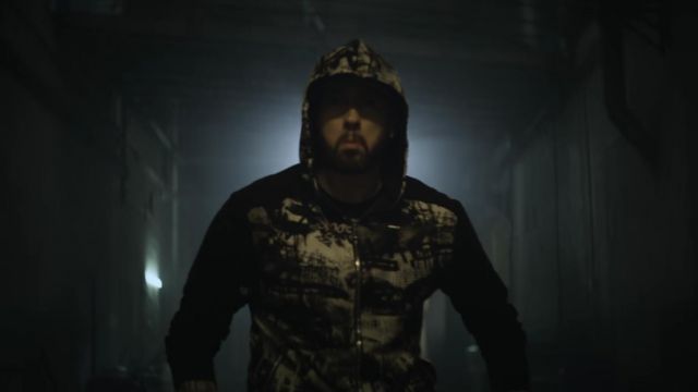 Le sweatshirt sombre porté par Eminem dans son video clip Venom