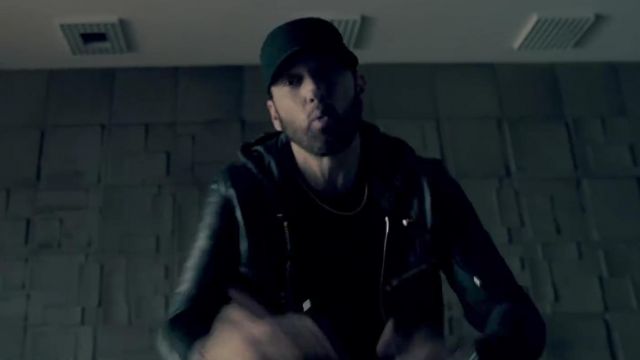 The black leather jacket of Eminem in her video clip Fall