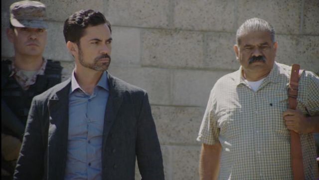 Grey buttons jacket of Miguel Galindo (Danny Pino) in Mayans M.C. (S01E06)