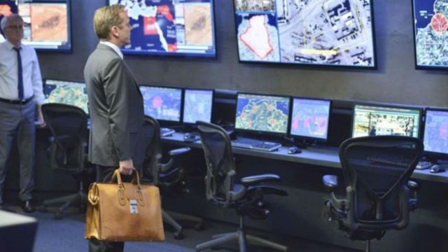 briefcase of Tom Kirkman (Kiefer Sutherland) as seen in Designated Survivor S01E02