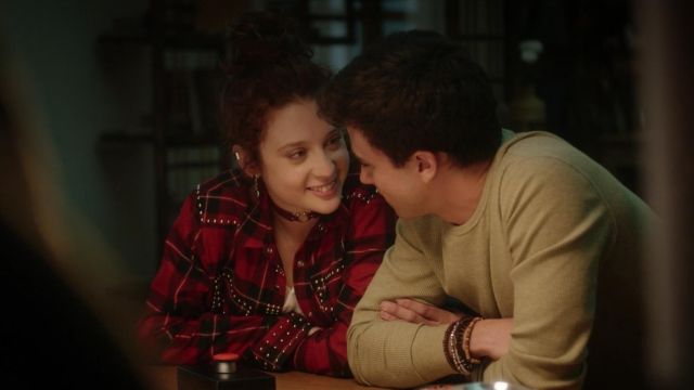 The red shirt plaid worn by Marina (María Pedraza) in Elite S01E04