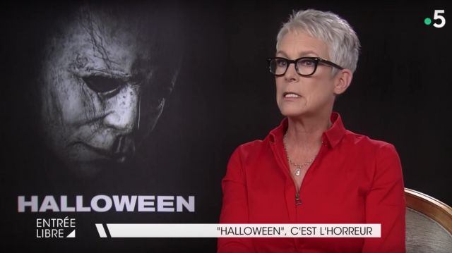 The red shirt zipped worn by Jamie Lee Curtis in her interview in free Entrance from 23 October 2018