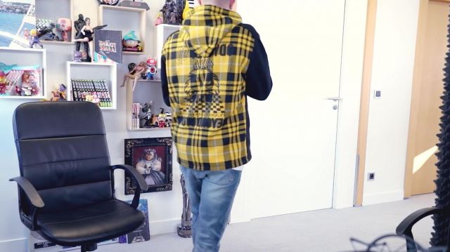 Le sweatshirt à capuche à carreaux jaune et noir de Squeezie dans sa vidéo YouTube ÇA COMMENCE BIEN MAIS...