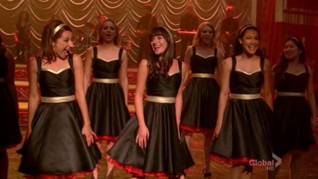 La robe noire des filles du Glee Club de Mc Kinley dans Glee S03E14