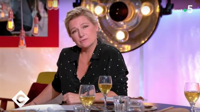 La chemise noire à étoiles portée par Anne-Élisabeth Lemoine dans C à vous du 5 novembre 2018