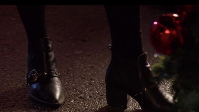 Les bottines noires portées par Abby (Kat Graham) dans le film The Holiday Calendar