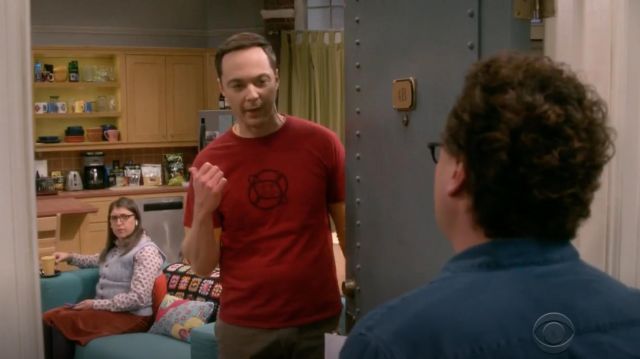 Le t-shirt rouge porté par Sheldon Cooper (Jim Parsons) dans The Big Bang Theory S12E09