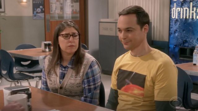 Le t-shirt jaune "planète" de Sheldon Cooper (Jim Parsons) dans The Big Bang Theory S12E09