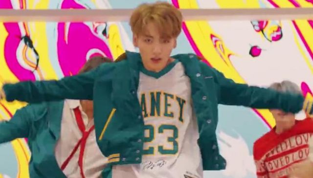 The blue jacket with yellow stripes of Jeon Jungkook in the clip DNA of BTS (방탄소년단)