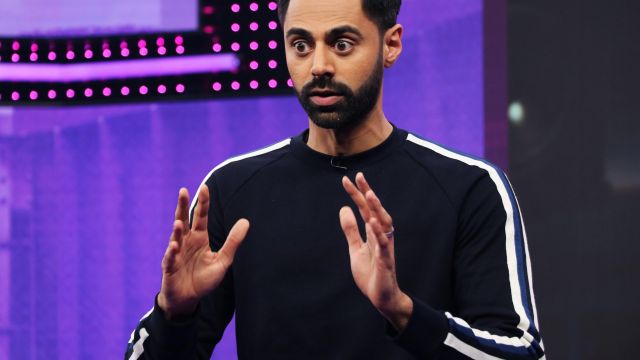 Pull bleu porté par Hasan Minhaj comme on le voit dans le Patriot Act avec Hasan Minhaj
